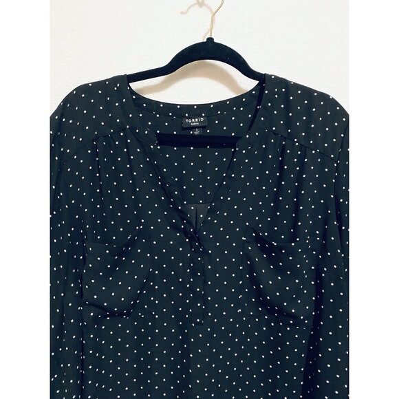 Torrid Top Womens 3X Black Ivory Polka Dot Split Neck Puffy Sleeve Whimsigoth - Picture 2 of 7